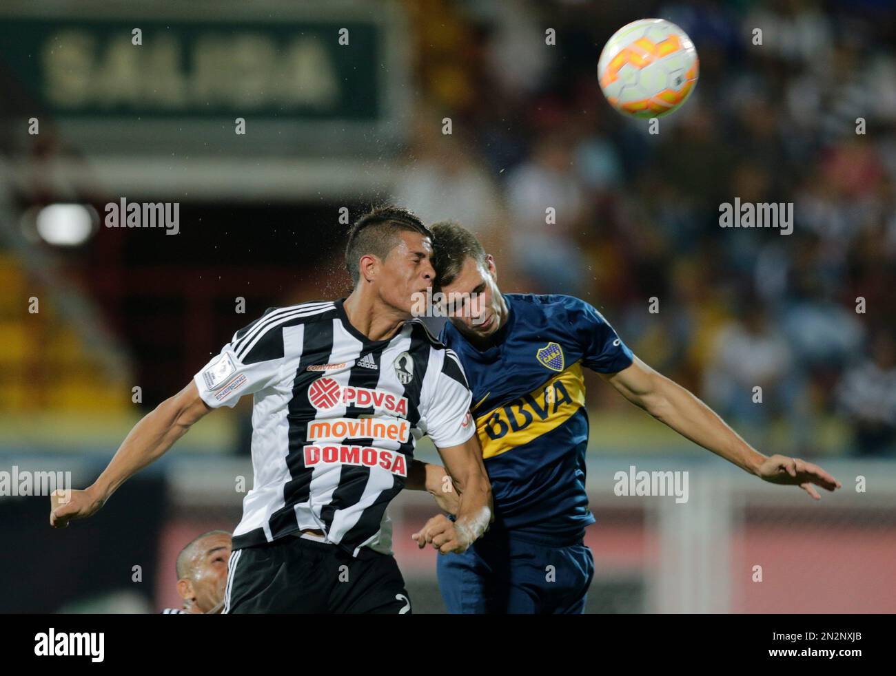 Yordan Osorio of Venezuela's Zamora, left, heads a ball next to Juan Cruz  of Argentina's Boca Juniors during their Copa Libertadores soccer match in  Barinas, Venezuela, Tuesday, March 17, 2015. (AP Photo/Fernando