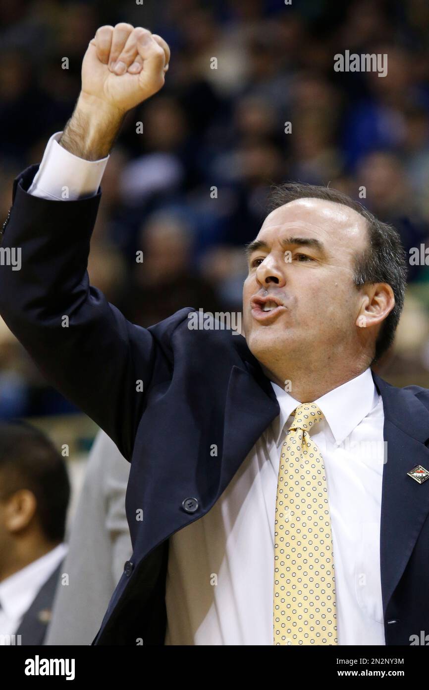 Washington head coach Mike Lonergan works in the NCAA college