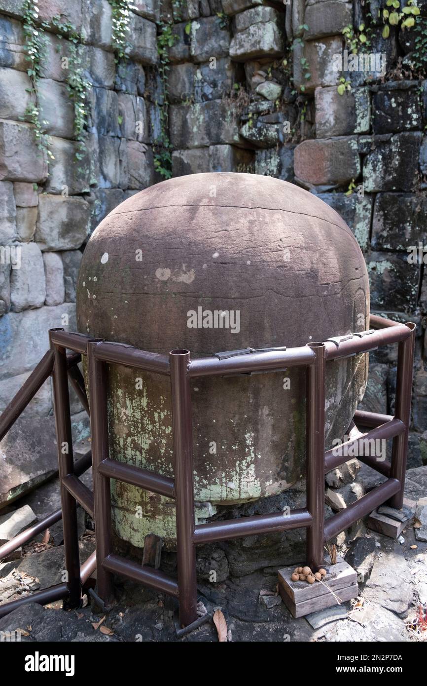 Cambodia, Koh Ker, lingam - symbol of Siva in a temple. Koh Ker is a 10th Century city north of Angkor Stock Photo