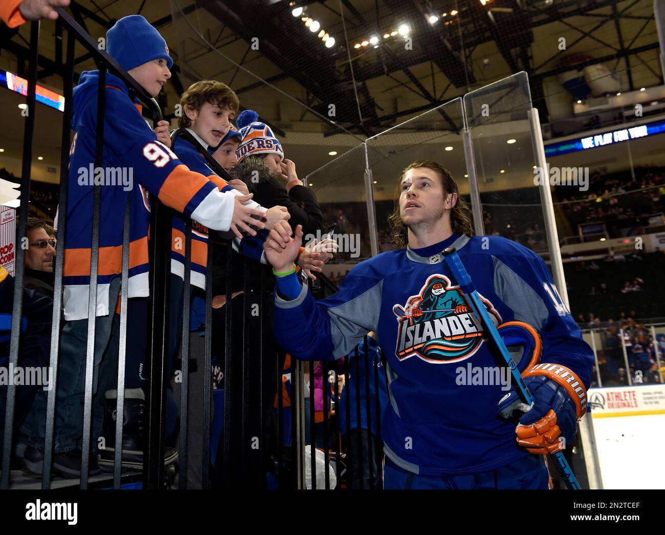 LOOK: Islanders wear 'fisherman' logo during warmups 