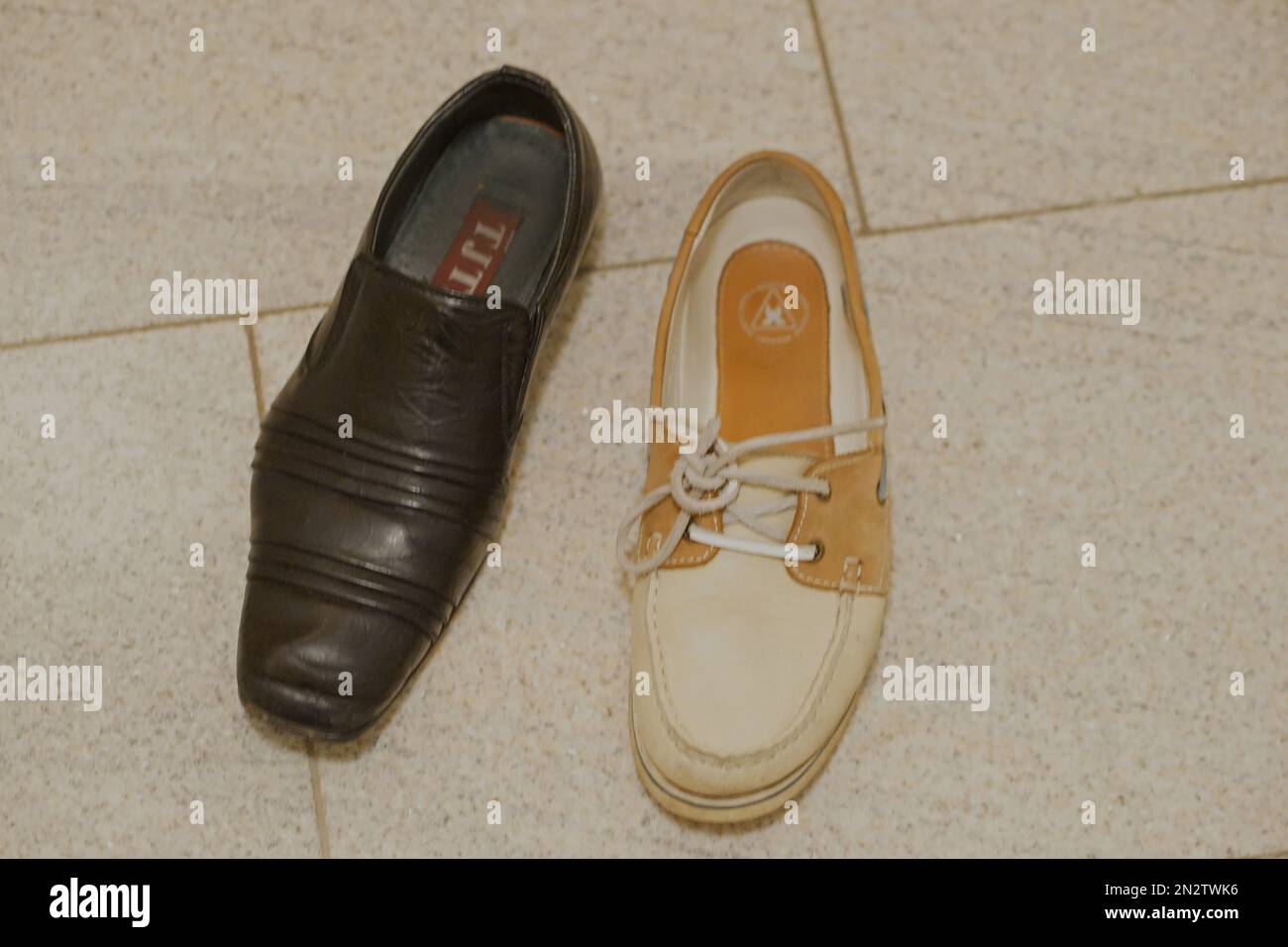 Verschiedene Schuhe - ungleiches Paar Stock Photo