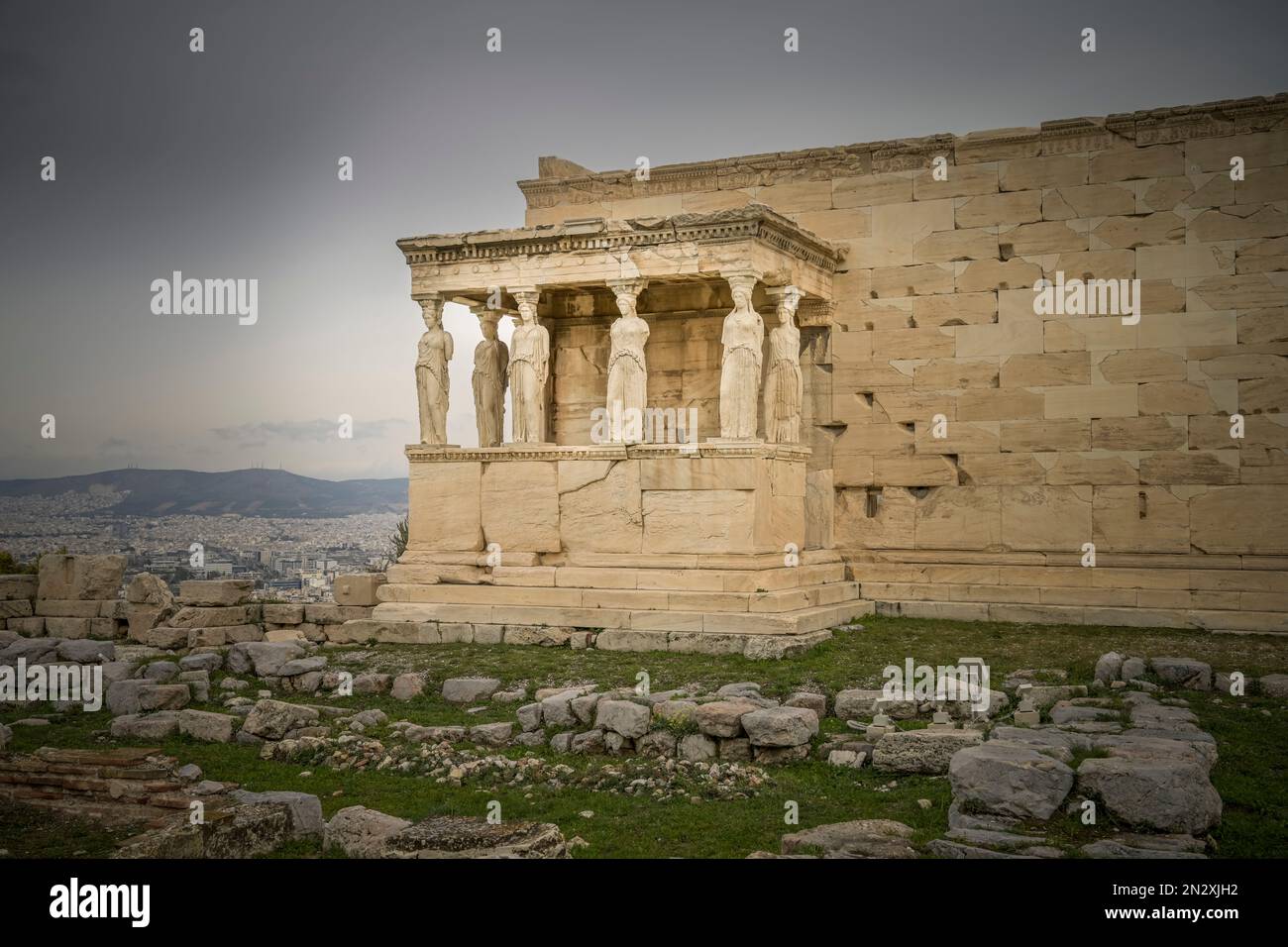 Säulenfiguren der Karyatiden am Erechtheion Tempel, Akropolis, Athen, Griechenland Stock Photo