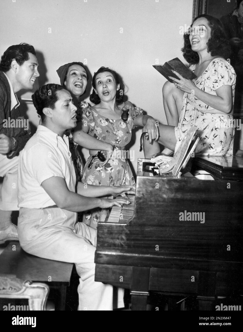 mexican-actress-lupe-velez-rehearses-for-her-upcoming-revue-with-her