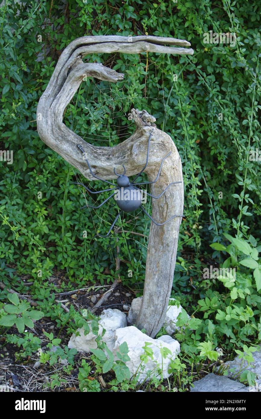 Zweig in Form einer Hand mit Fingerzeig in einem Garten bei Schwangau Stock Photo