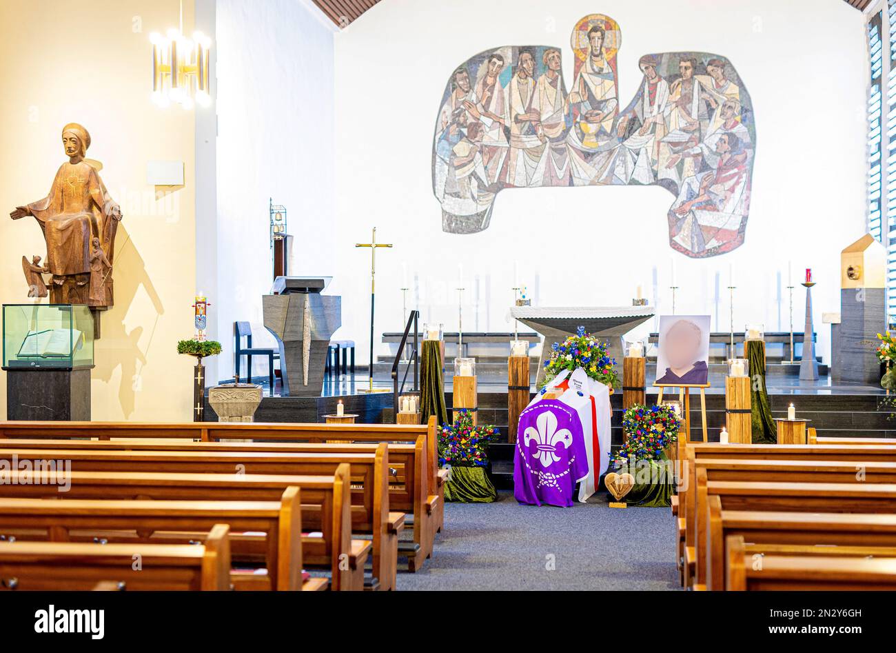 Wunstorf, Germany. 07th Feb, 2023. A coffin stands in the church of St. Boniface. A funeral service is being held here for the 14-year-old from Wunstorf who was killed. The teenager was killed in January with blunt force trauma. A peer is in custody as a suspect. The funeral service will be followed by burial in the immediate family. Credit: Moritz Frankenberg/dpa/Alamy Live News Stock Photo