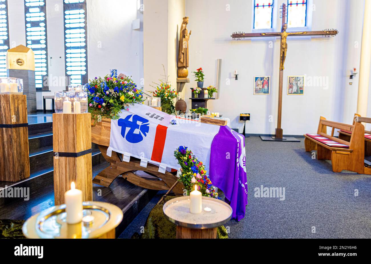 Wunstorf, Germany. 07th Feb, 2023. A coffin stands in the church of St. Boniface. A funeral service is being held here for the 14-year-old from Wunstorf who was killed. The teenager was killed in January with blunt force trauma. A peer is in custody as a suspect. The funeral service will be followed by burial in the immediate family. Credit: Moritz Frankenberg/dpa/Alamy Live News Stock Photo