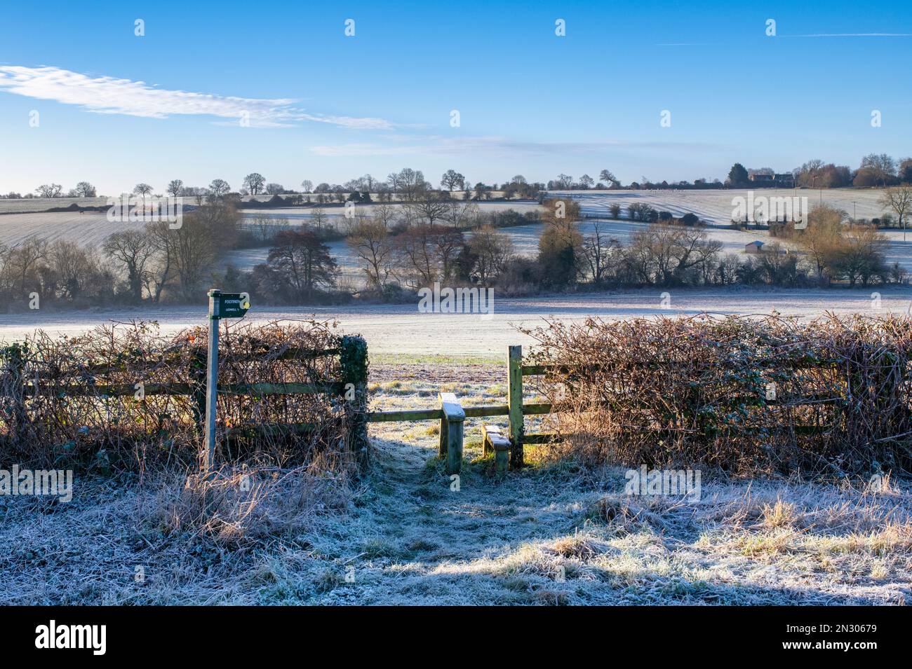 Frosty morning on a footpath in the oxfordshire countryside. Oxfordshire, England Stock Photo