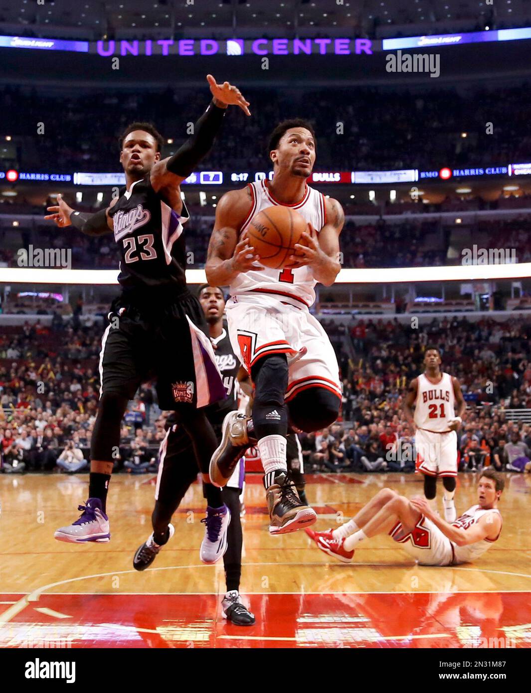Chicago Bulls guard Derrick Rose (1) drives past Sacramento Kings guard Ben  McLemore (23) during the
