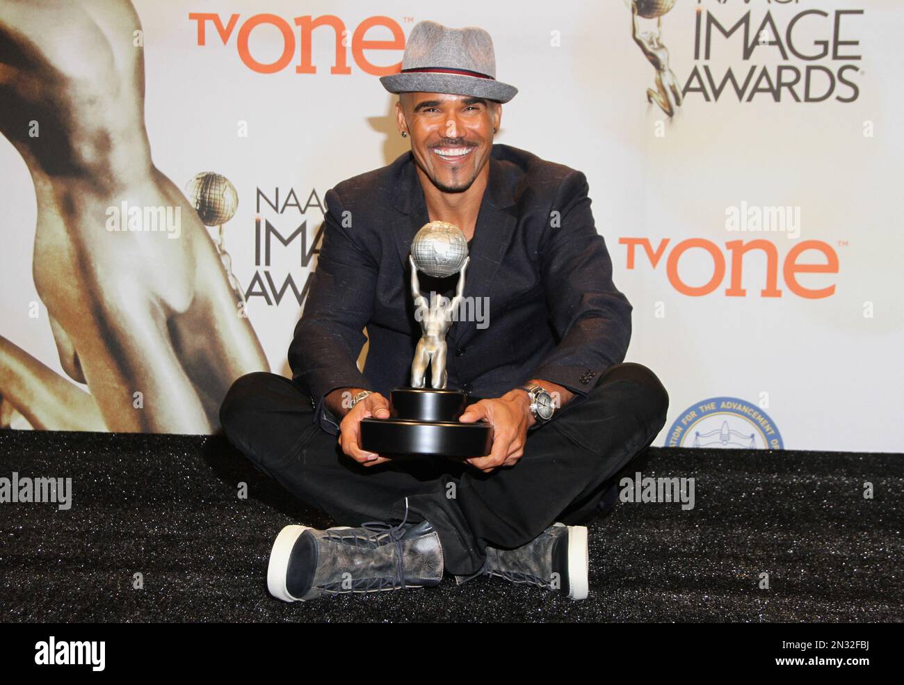 Shemar Moore poses in the press room with the award for outstanding ...