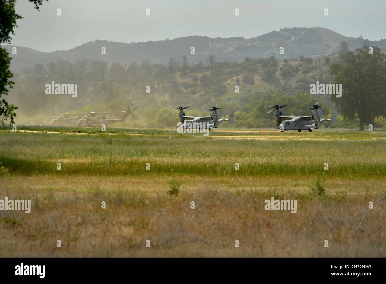 13th Marine Expeditionary Unit conducts training with a variety of helicopters, including MV-22 Osprey on dirt airstrip, Fort Hunter Liggett, CA. Stock Photo