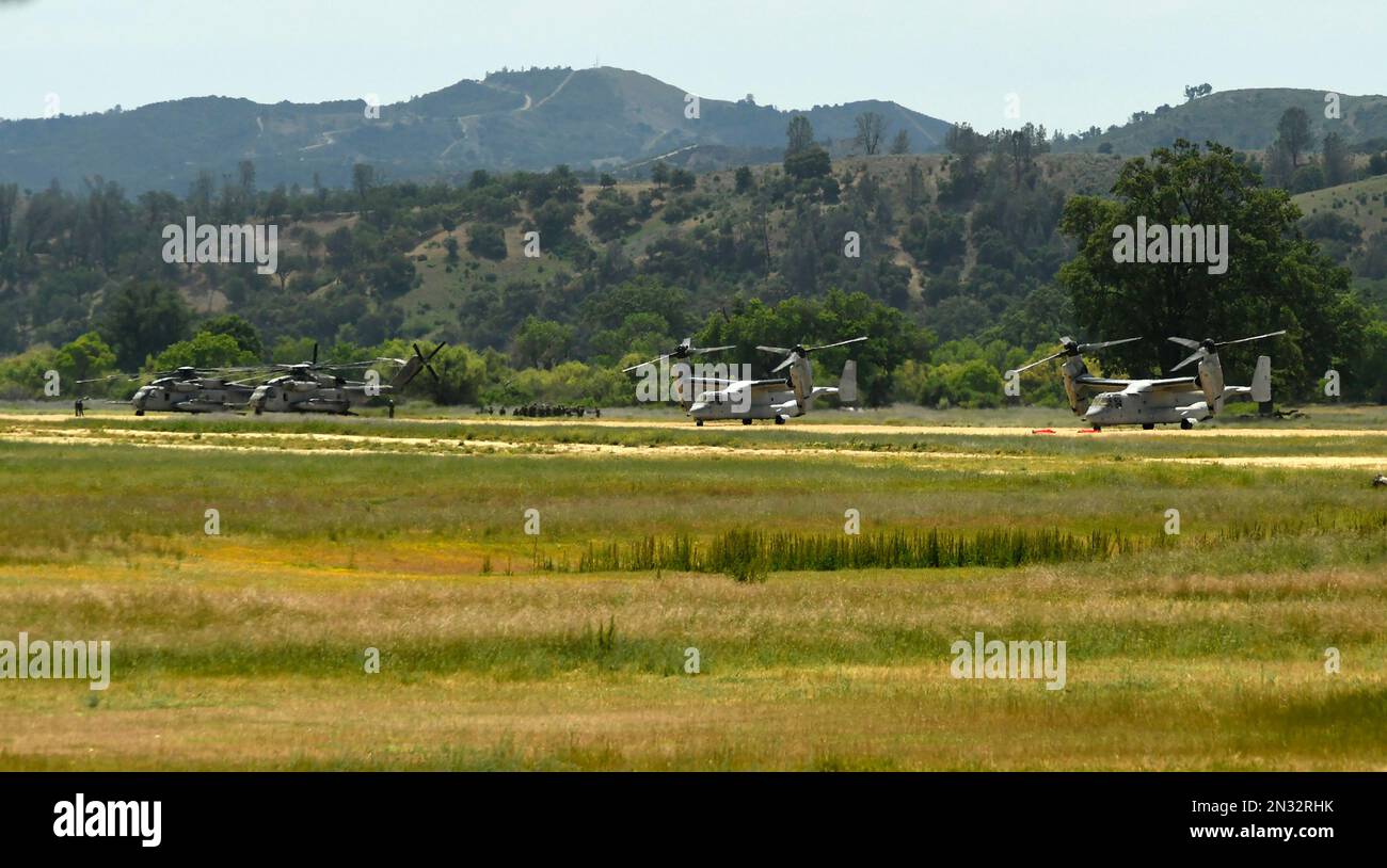 13th Marine Expeditionary Unit conducts training with a variety of helicopters, including MV-22 Osprey on dirt airstrip, Fort Hunter Liggett, CA. Stock Photo