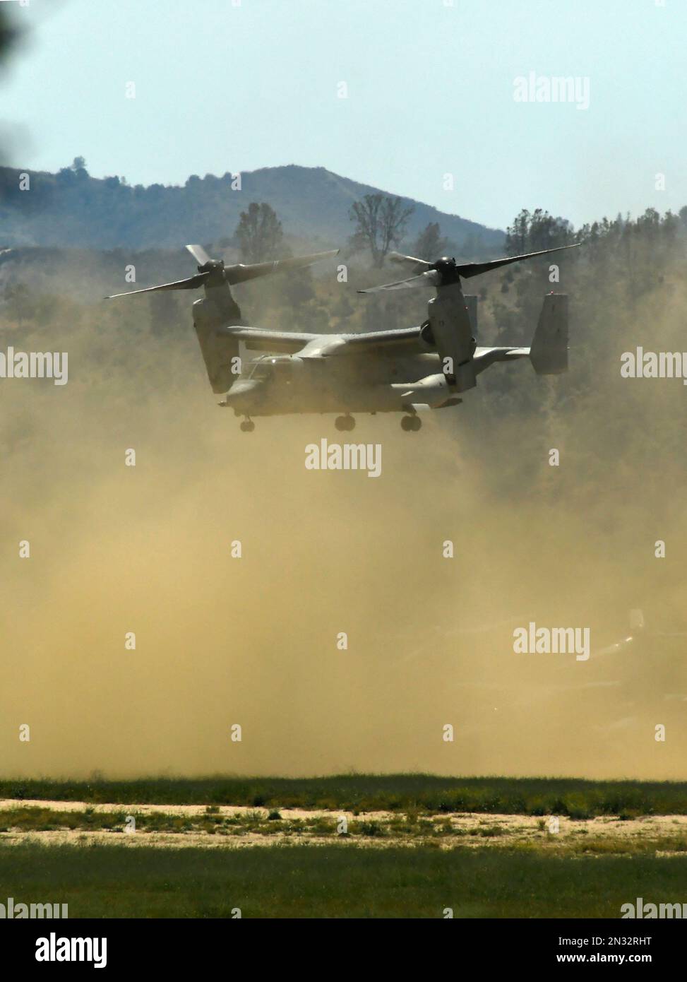13th Marine Expeditionary Unit conducts training with a variety of helicopters, including MV-22 Osprey on dirt airstrip, Fort Hunter Liggett, CA. Stock Photo