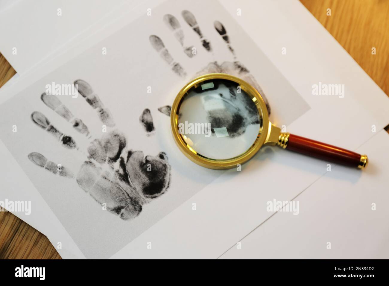 Magnifying glass isolated murder hi-res stock photography and images - Alamy
