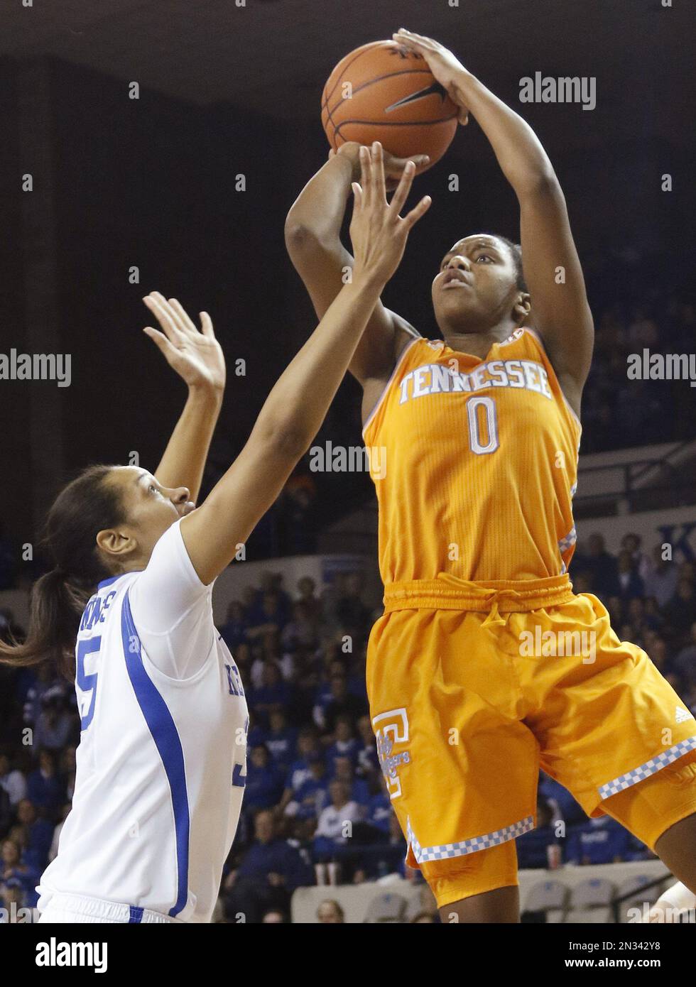 Tennessee's Jordan Reynolds, right, shoots while defended by Kentucky's
