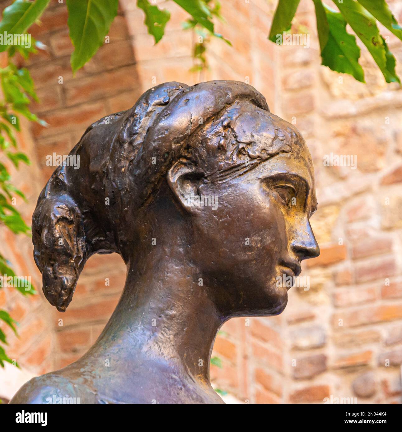bronze statue of Juliet in the courtyard of House of Giulietta, historic centre of Verona city,Veneto region,northern Italy Stock Photo