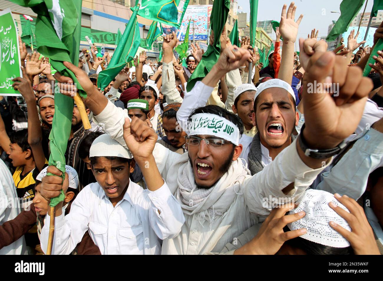 Supporters of Pakistani religious groups protest against caricatures ...