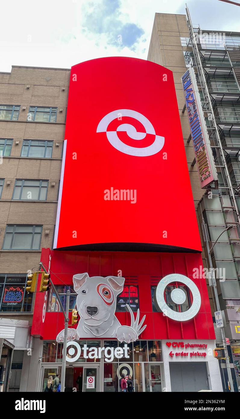 https://c8.alamy.com/comp/2N362YM/new-york-4-9-2022-large-vertical-electronic-display-shows-the-targets-logo-over-the-entrance-to-the-store-2N362YM.jpg