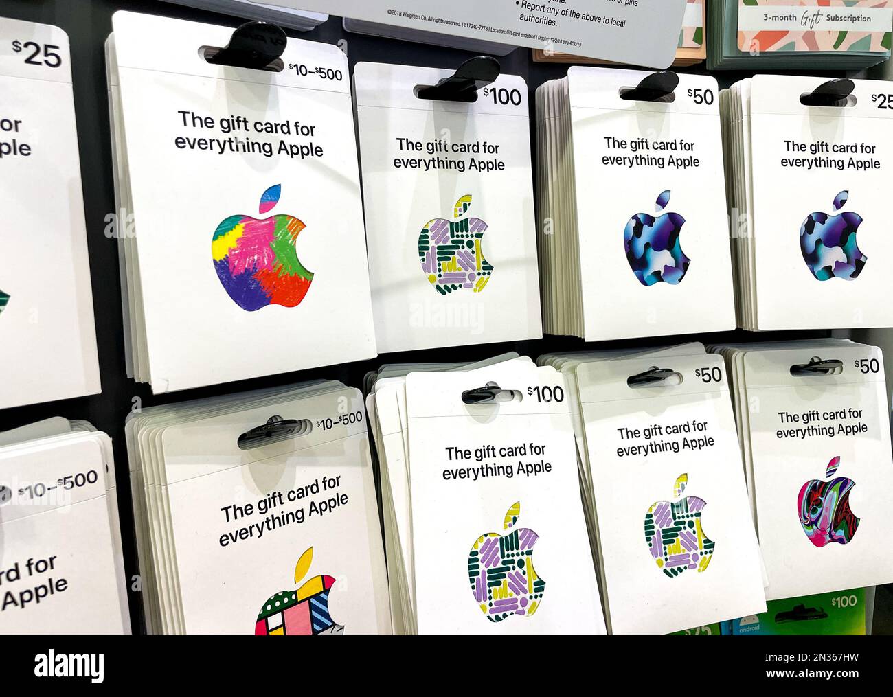 Viersen, Germany - June 9. 2021: Closeup of Apple app store iTunes and  Google Play voucher gift Cards in a row in shelf of german shop (Focus on  cente Stock Photo - Alamy