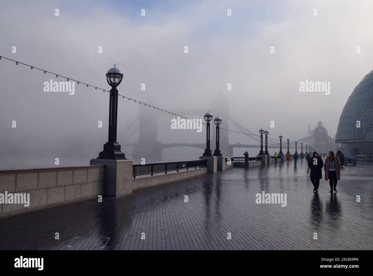 London, UK. 7th February 2023. Thick fog covers Tower Bridge. Stock Photo