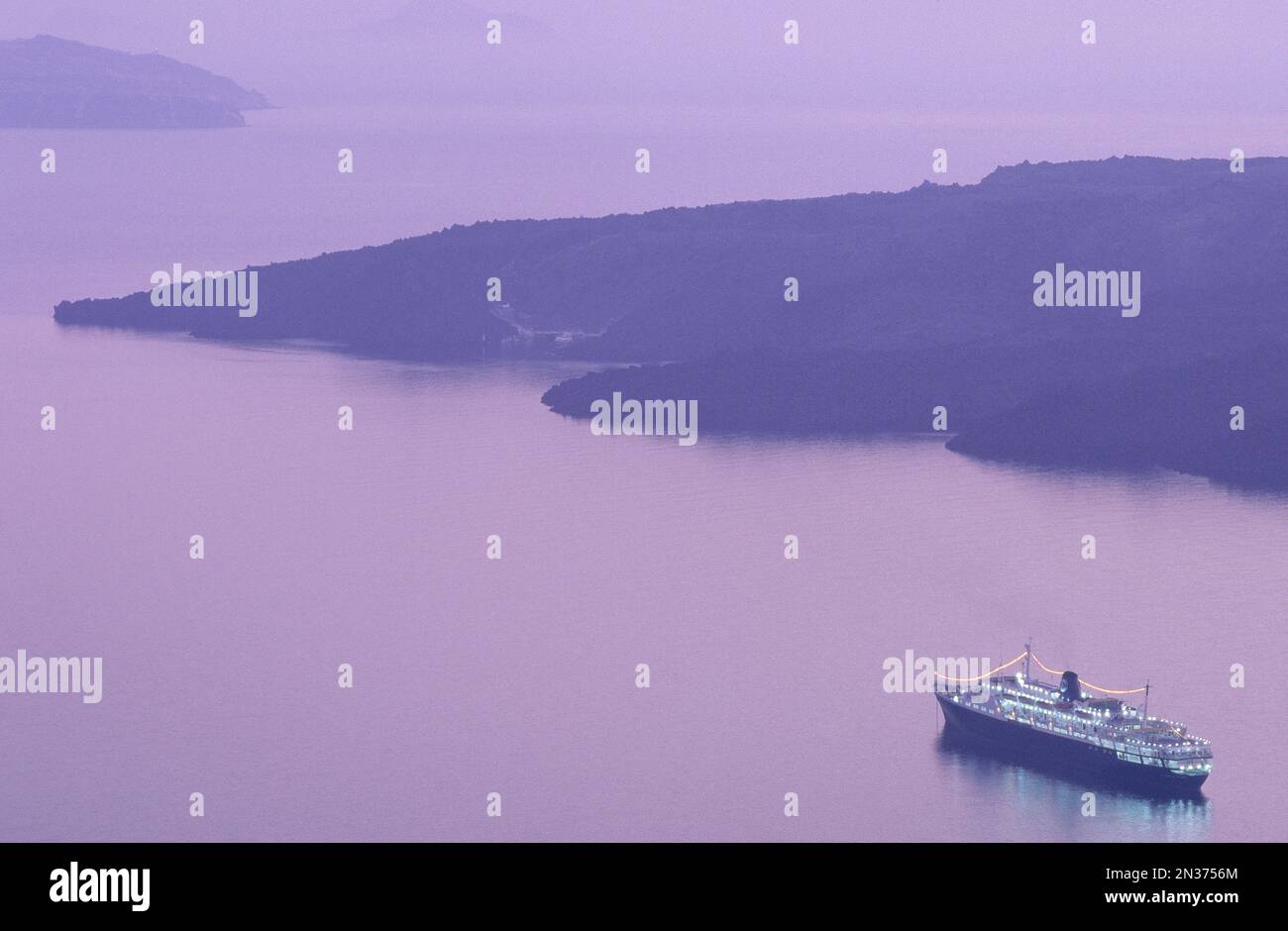 Cruise Ship Santorini Greece Stock Photo Alamy cruise-ship-santorini-greece-stock-photo-alamy
