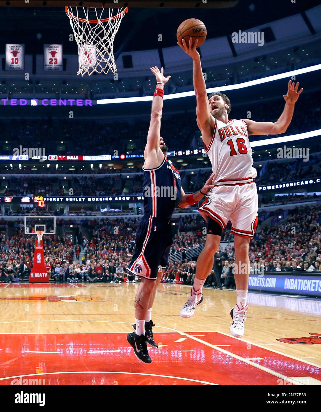 Chicago Bulls forward Pau Gasol (16) shoots over Washington Wizards center Marcin Gortat (4