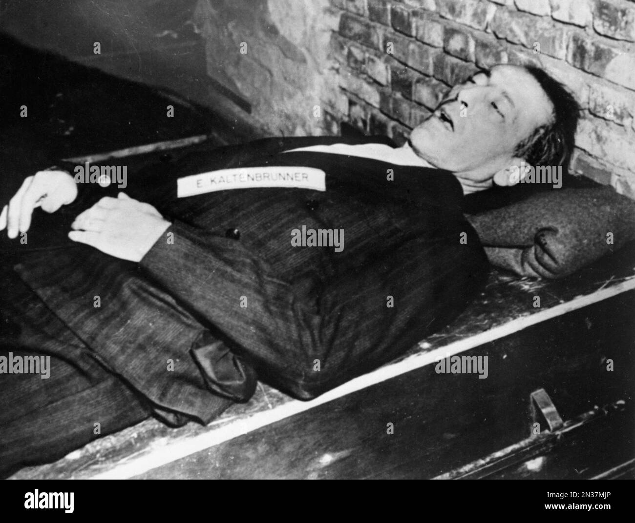 **EDS NOTE: Graphic Content** In this image provided by the U.S. Signal Corps, the body of Ernst Kaltenbrunner lies on a coffin in Nuremberg prison after he was hanged, Oct. 16, 1946, with other Nazis following their War Crimes conviction by an International Military Tribunal. (AP Photo/U.S. Signal Corps) Stock Photo