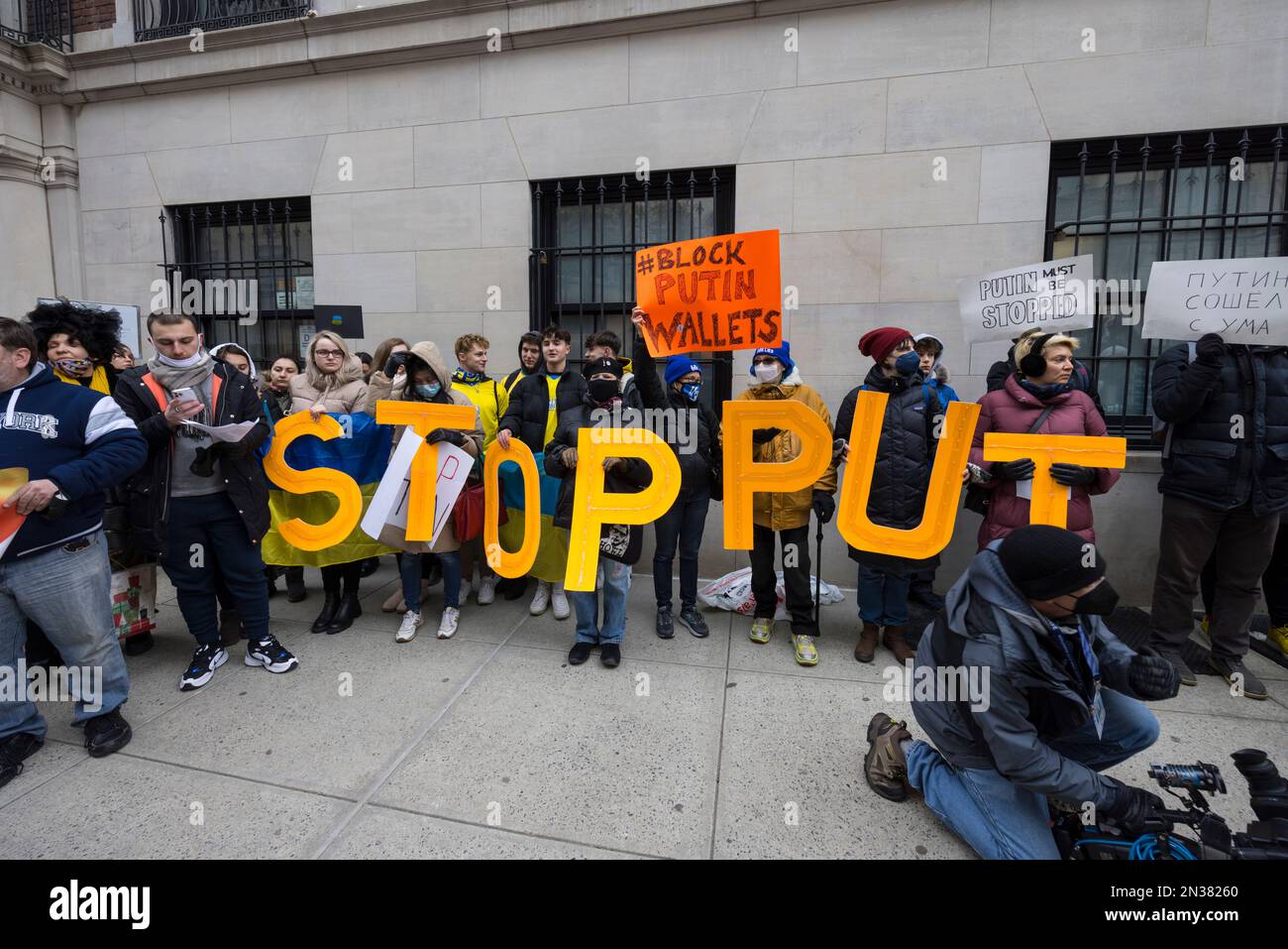 NEW YORK, NEW YORK USA - FEBRUARY 24: People chant and hold up signs that read “Stop Putin” as Ukrainians protest against Russian invasion from across Stock Photo