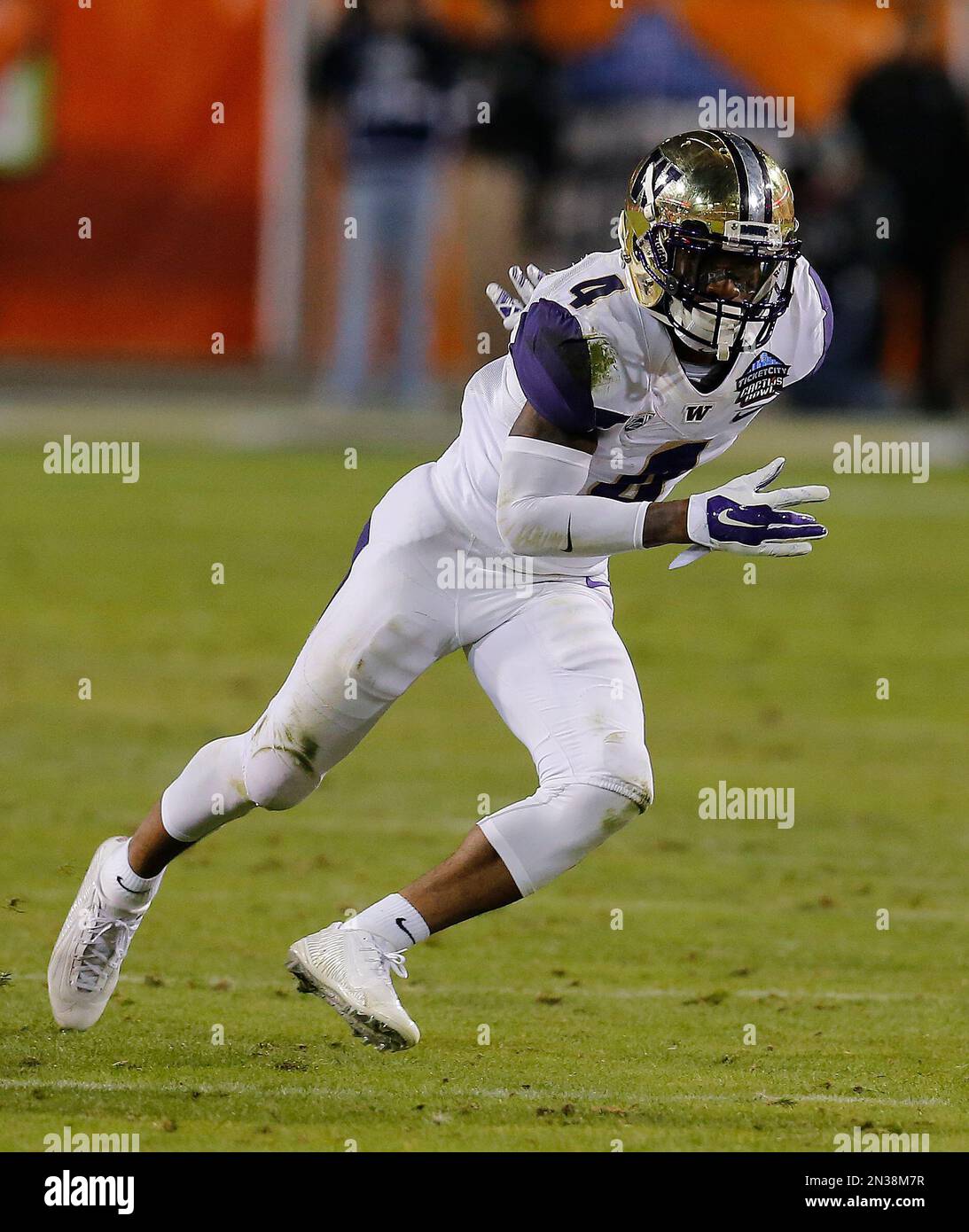 Washington wide receiver Jaydon Mickens (4) in the first half during