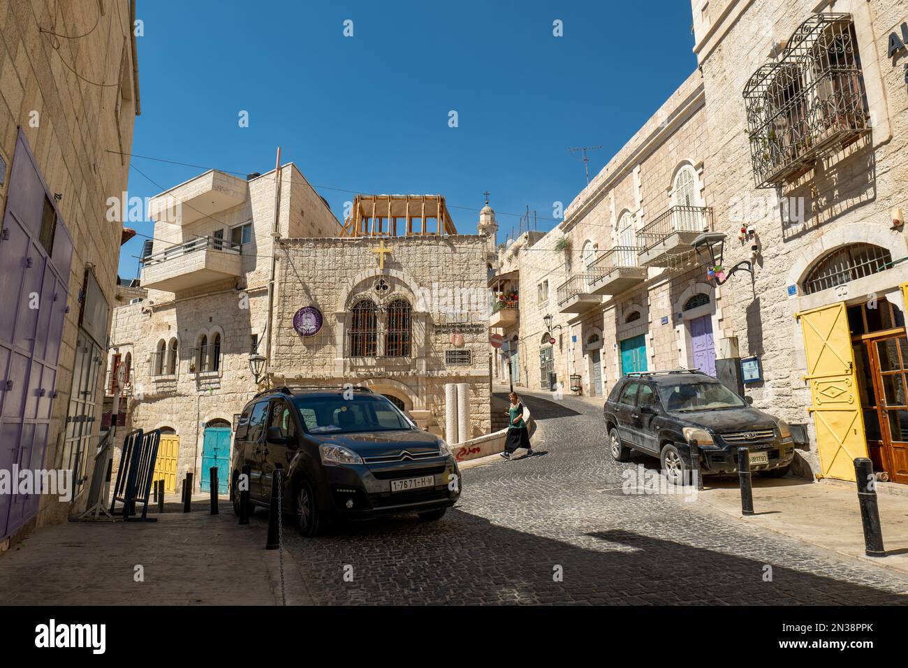 Bethlehem West Bank Palestine 21 July 2022 Female Tourist Walks In The Narrow Streets Of Old White Stone Walls And Classical Buildings Of The Old 2N38PPK 