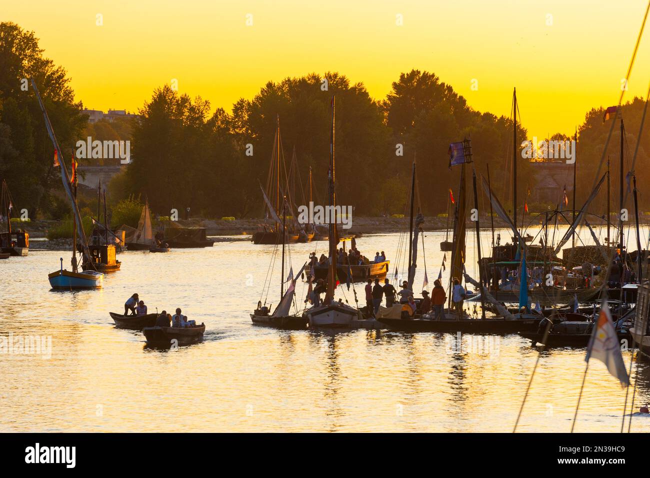 France, Loiret (45), Orléans, Loire Festival 2019, river navigation in a traditional flat-bottomed boats  at sunset Stock Photo