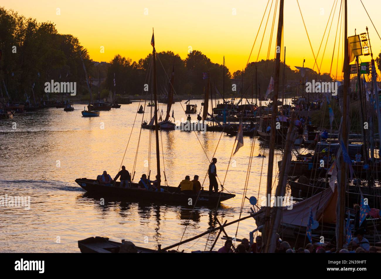 France, Loiret (45), Orléans, Loire Festival 2019, river navigation in a traditional flat-bottomed boats  at sunset Stock Photo