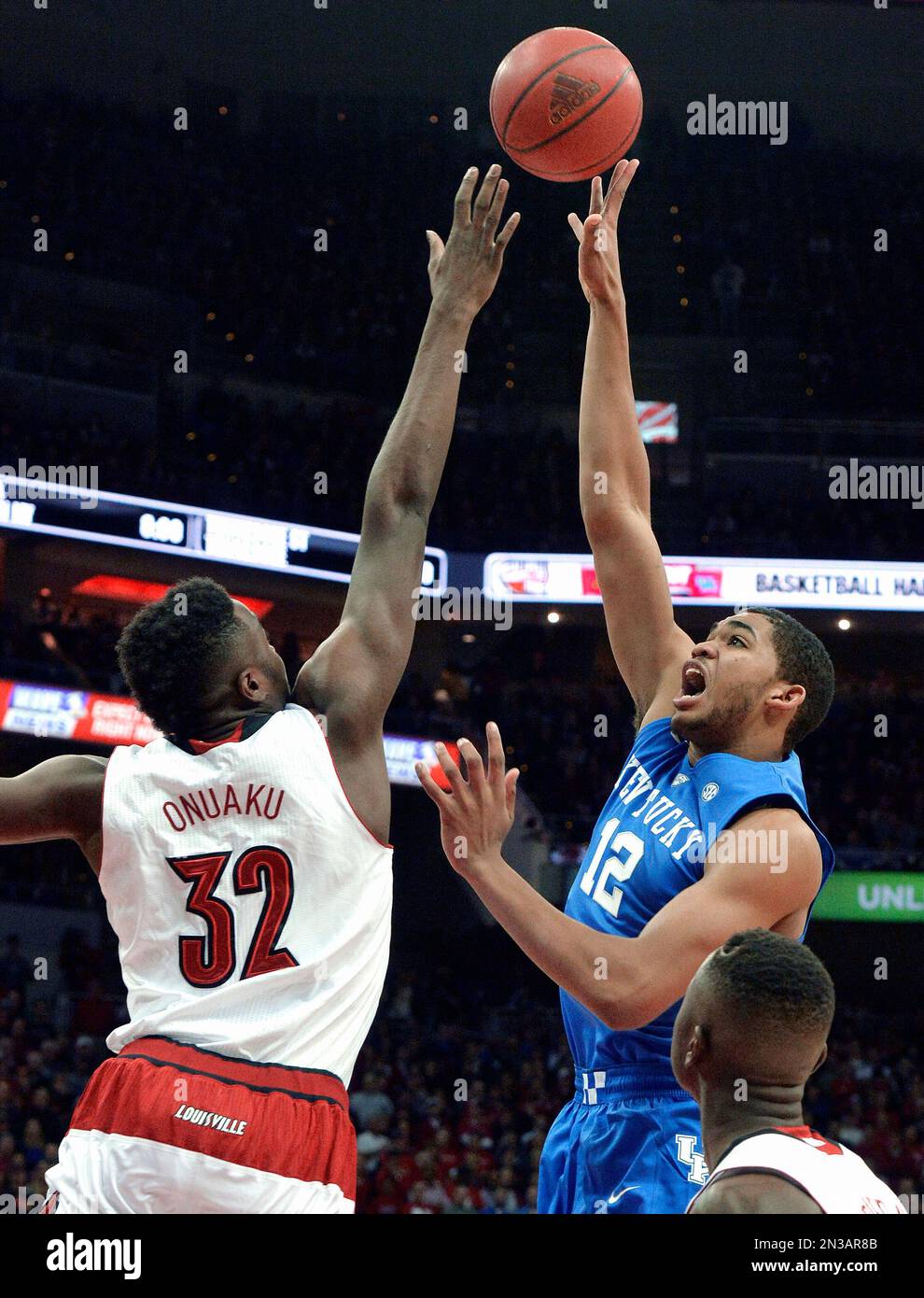 Kentucky's KarlAnthony Towns, right, puts up a shot over the defense