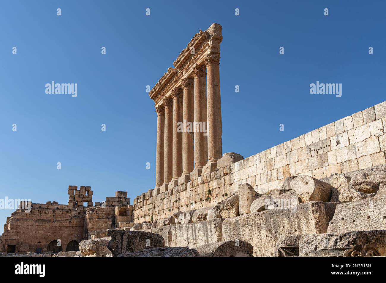Ruins Of The Jupiter Temple At Baalbek Lebanon Stock Photo Alamy ruins-of-the-jupiter-temple-at-baalbek-lebanon-stock-photo-alamy