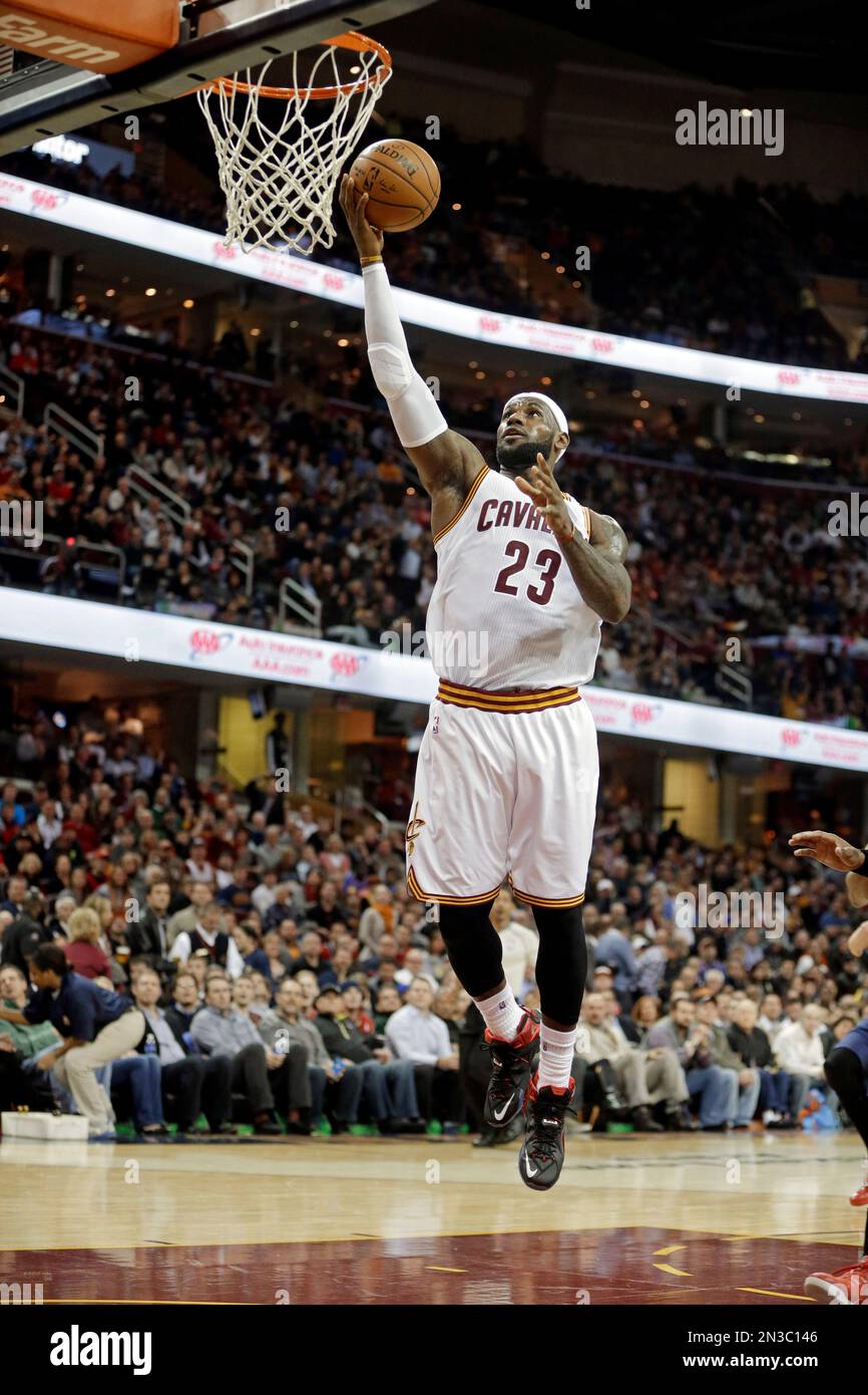 Cleveland Cavaliers' LeBron James makes an uncontested shot against the
