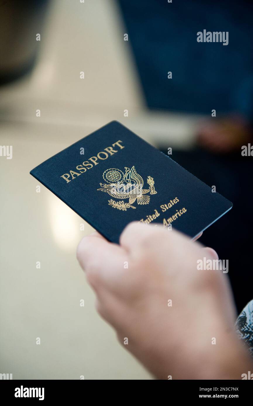 Man holding usa passport hi-res stock photography and images - Alamy