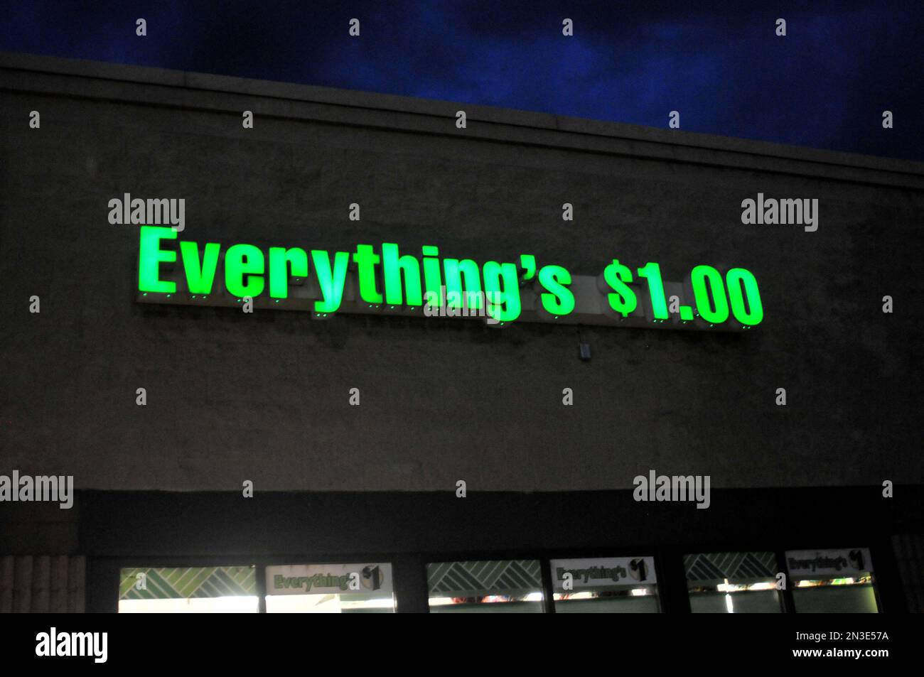 Dollar tree shop usa hi-res stock photography and images - Page 2 - Alamy