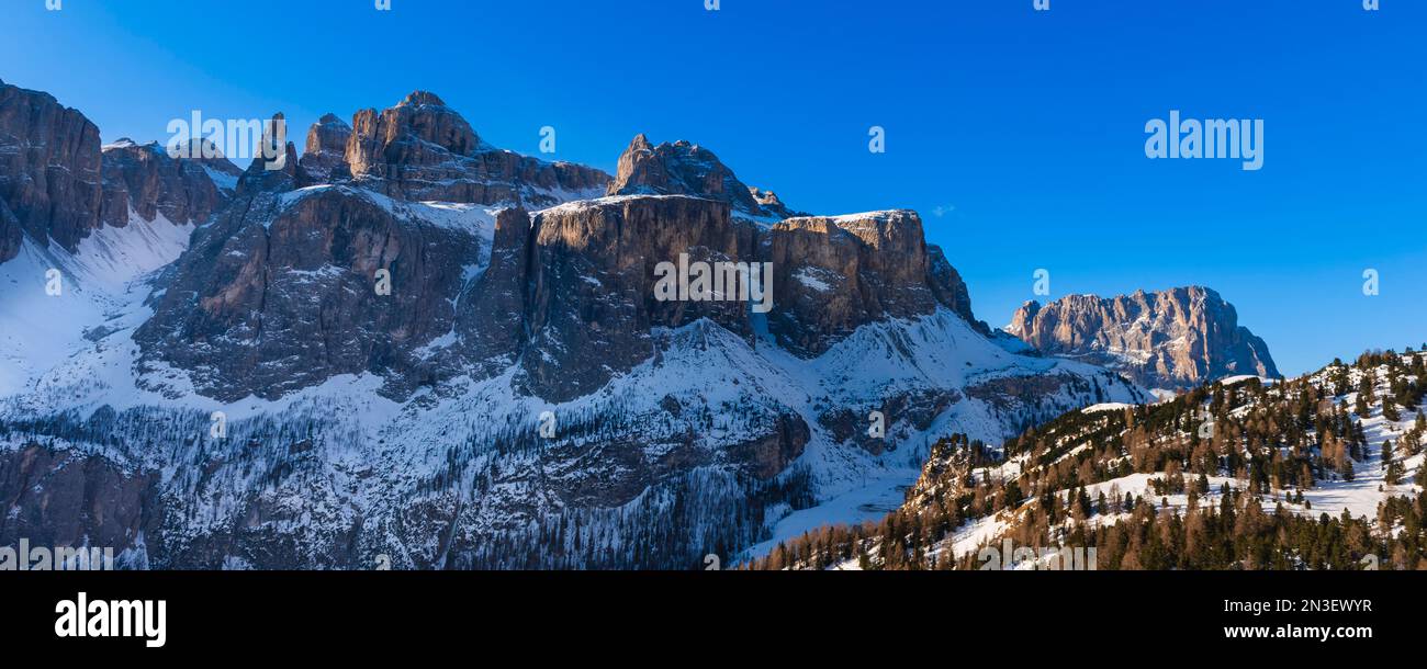 Rocky peaks of the Sella Group covered in snow with Val Di Mezdi on the left and Saslong on back right, at Colfosco Corvara in Alta Badia Mountain ... Stock Photo