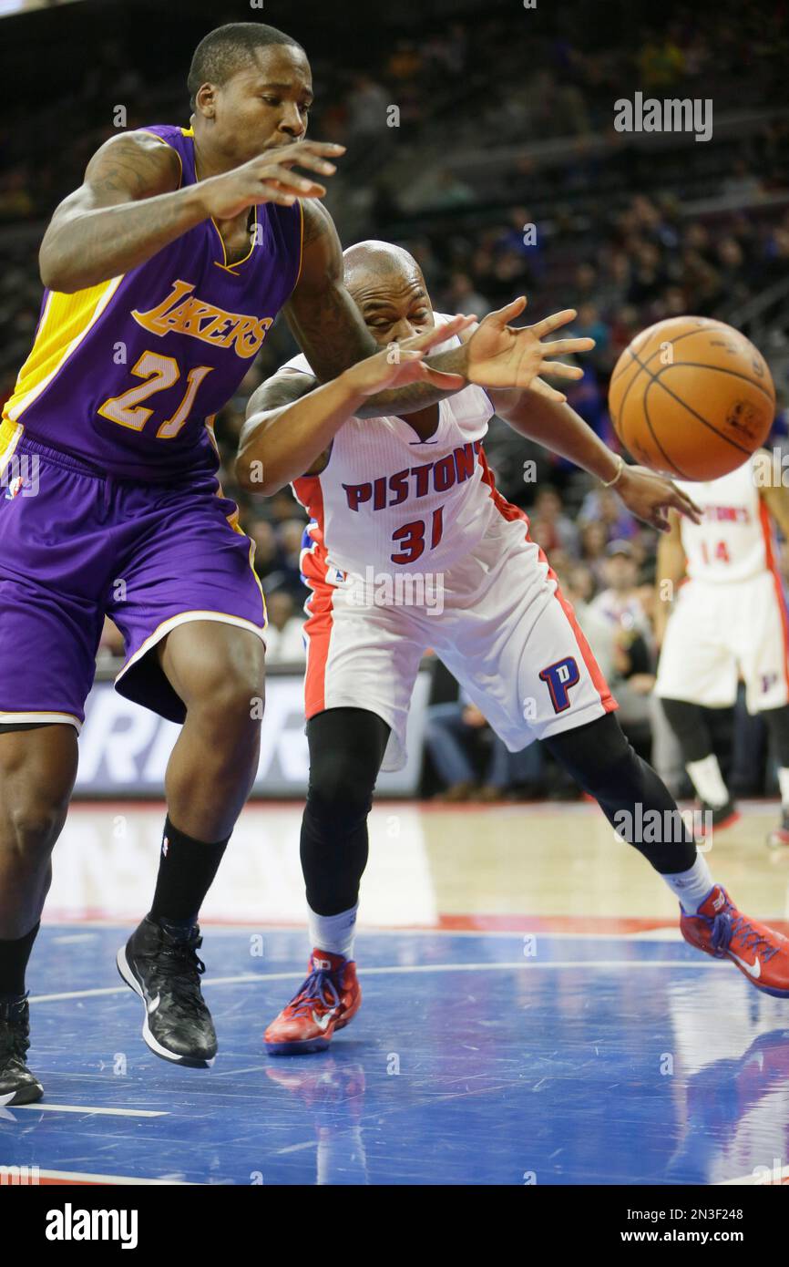 Los Angeles Lakers forward Ed Davis (21) and Detroit Pistons forward Caron  Butler (31) chase a loose ball during the second half of an NBA basketball  game in Auburn Hills, Mich., Tuesday,, image size:866x1390
