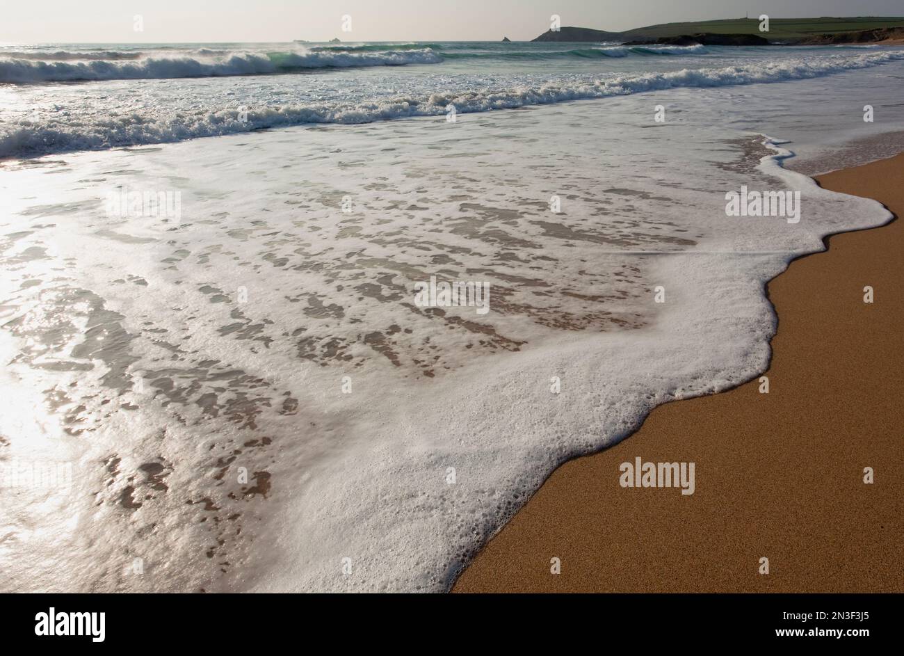 View white foamy waves lapping hi-res stock photography and images - Alamy