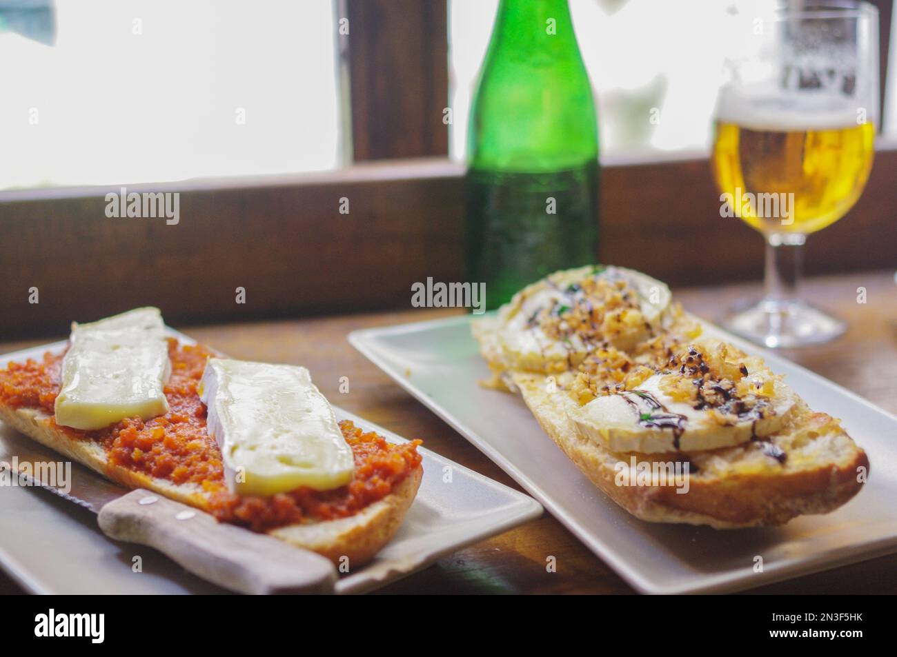 Toastadas (with brie, goat’s cheese and caramelised onion) and Alhambra