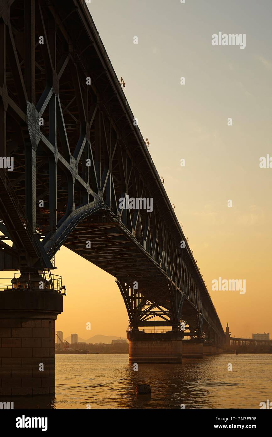 The Yangtze Bridge, crossing the River Yangtze at Nanjing, China; Nanjing, Jiangsu province, China Stock Photo