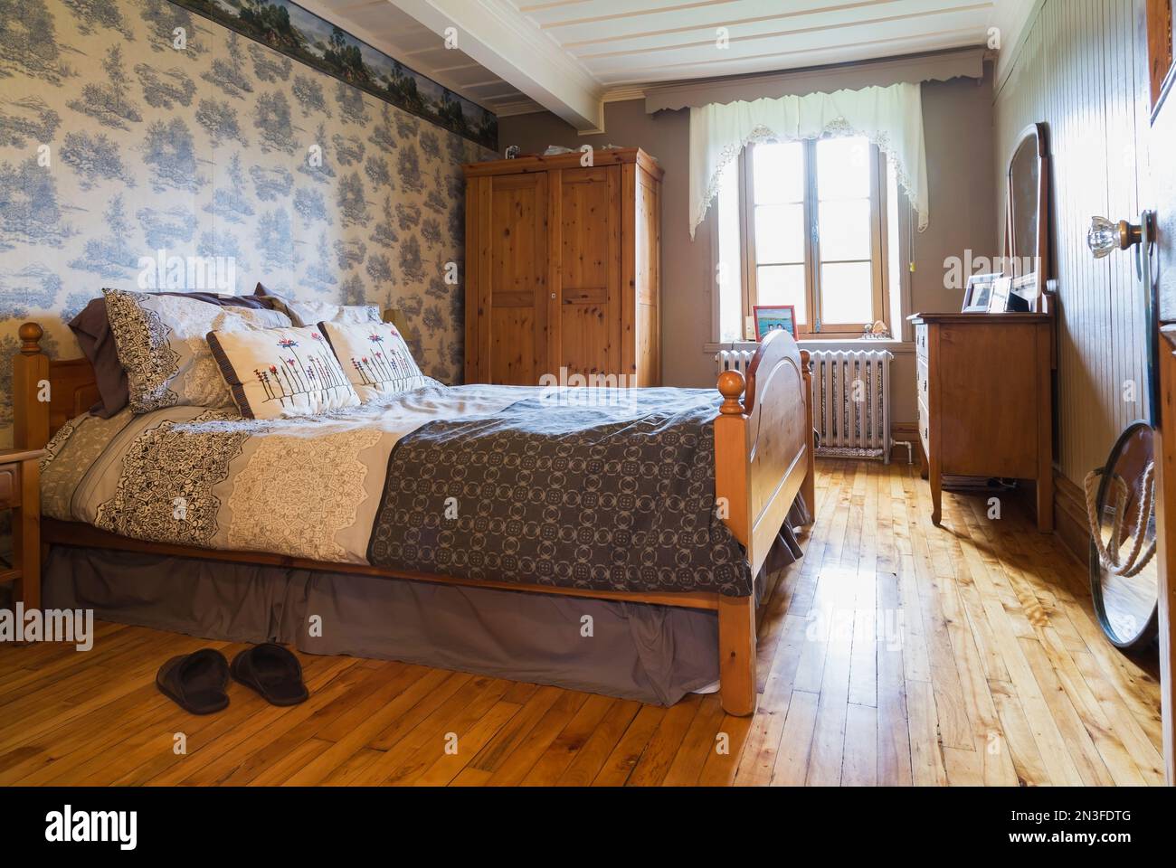 Master bedroom with queen size bed inside old circa 1752 house. Stock Photo