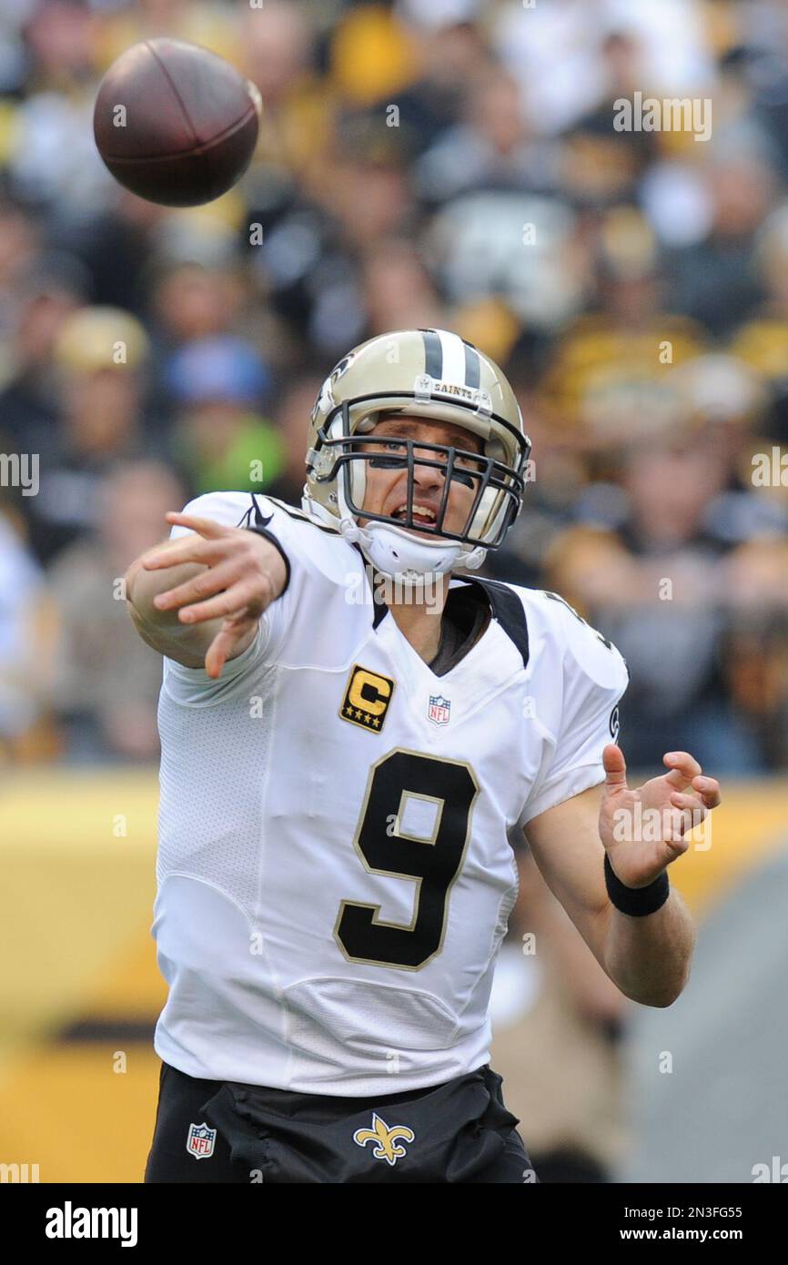 New Orleans Saints quarterback Drew Brees (9) passes in the first ...