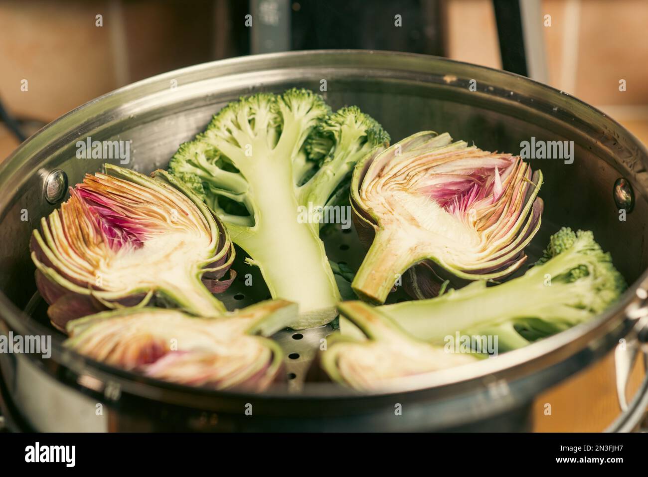 Steaming vegetables hires stock photography and images Alamy