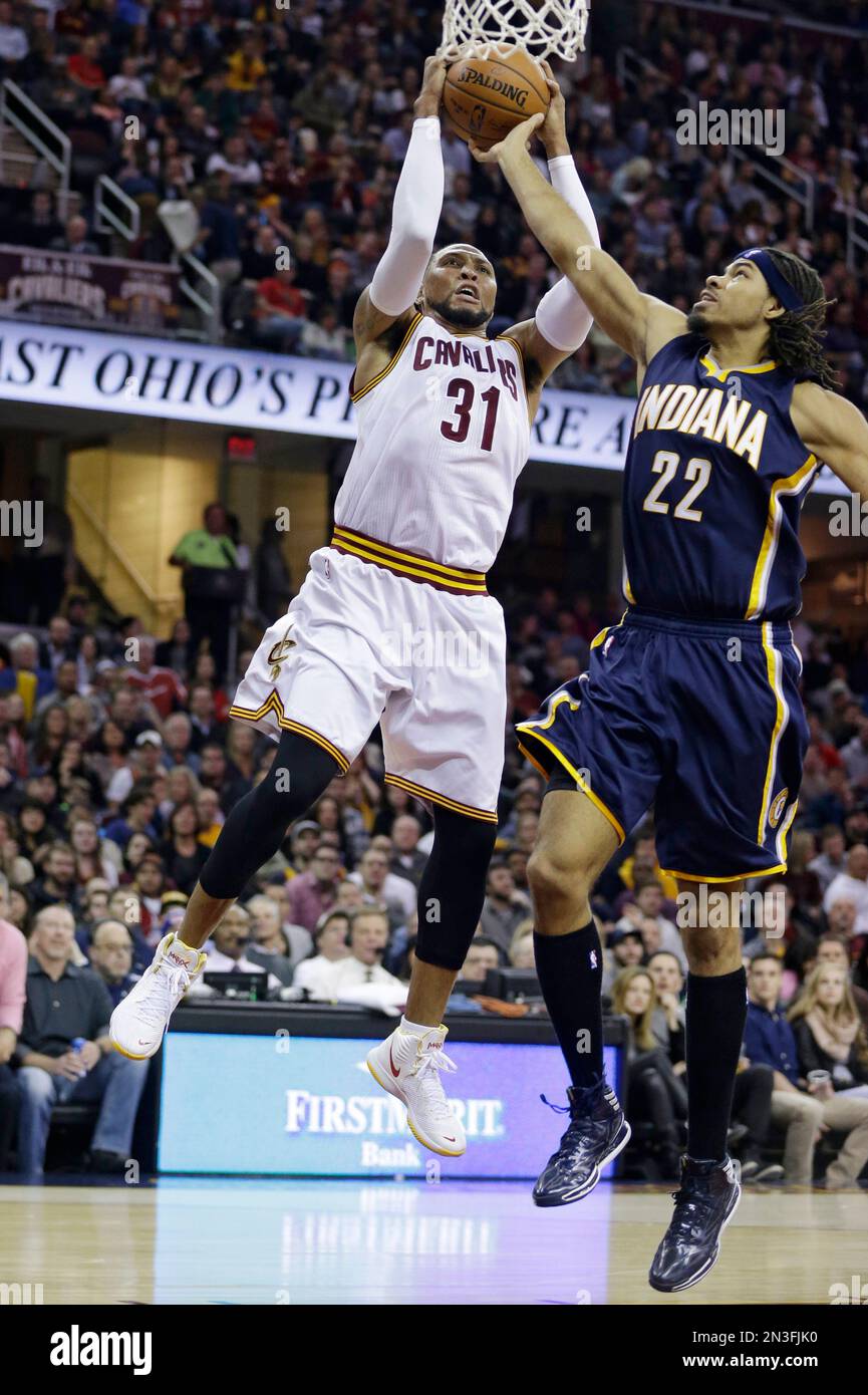 Cleveland Cavaliers' Shawn Marion (31) drives to the basket against