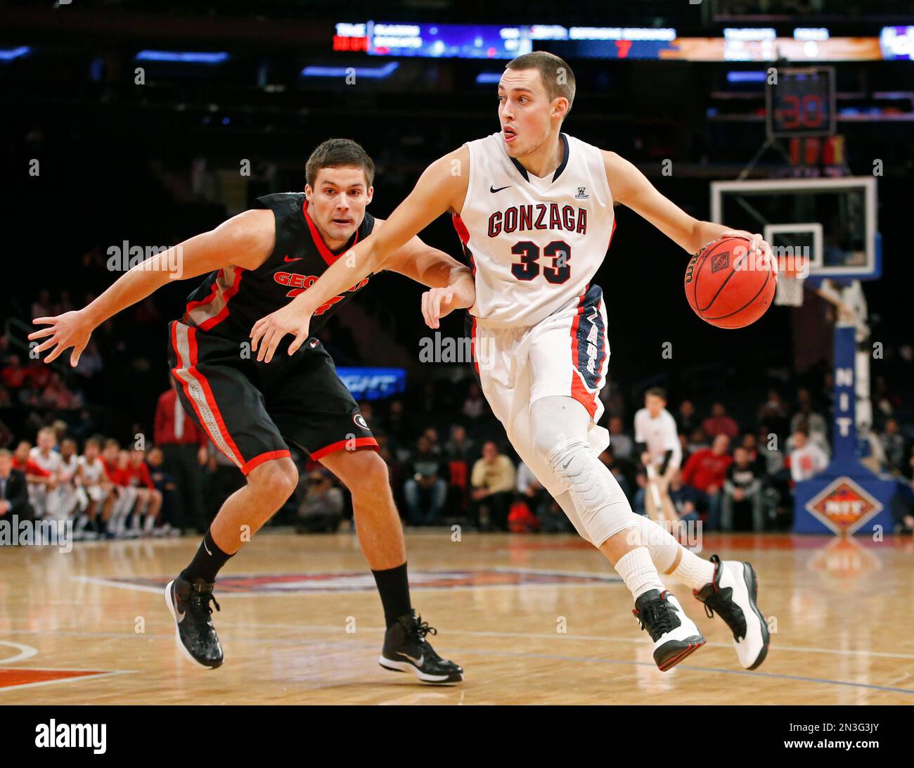 Gonzaga forward Kyle Wiltjer (33) drives toward the basket with