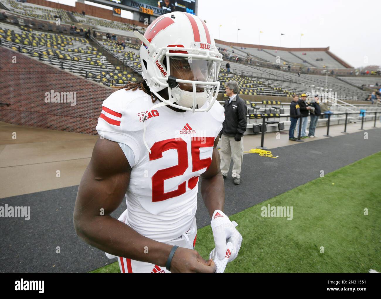 Wisconsin running back Melvin Gordon walks onto the field before an