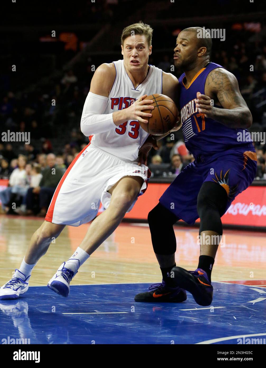 Detroit Pistons forward Jonas Jerebko (33) of Sweden drives on Phoenix