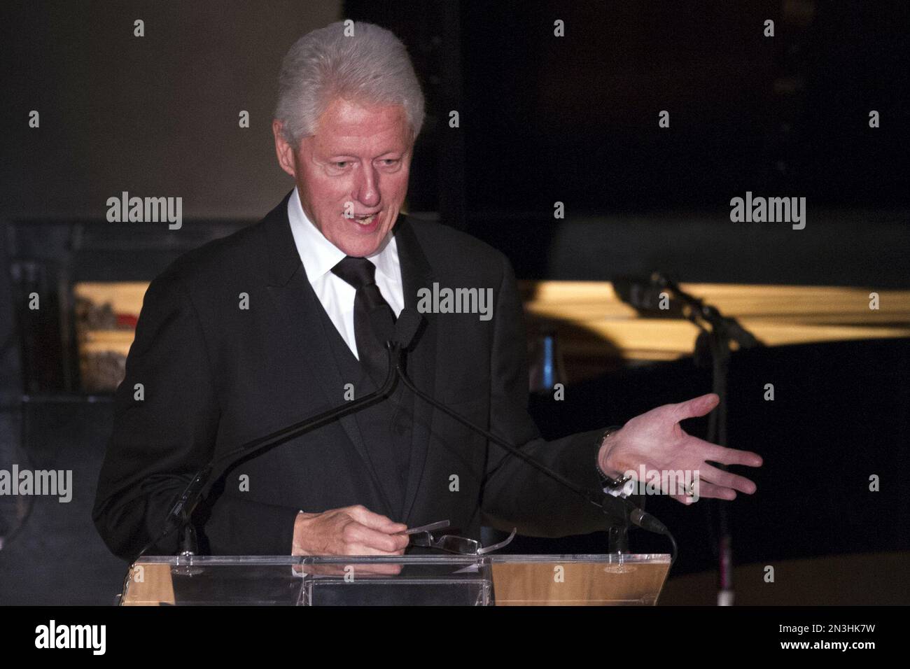 Former President Bill Clinton gives the keynote speech at the New ...