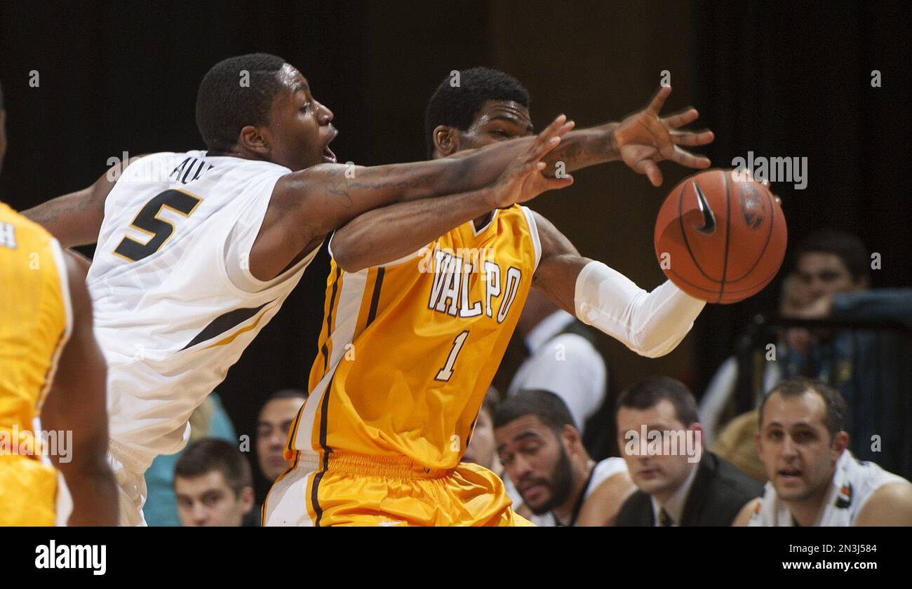 Missouri's D'Angelo Allen, left, knocks the ball away from Valparaiso's